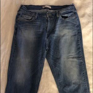 Levi’s Capri jeans, light/medium wash.